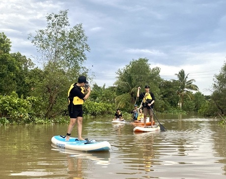 Lắc lư cùng SUP dưới tán bần xanh Lac lu cung SUP duoi tan ban xanh