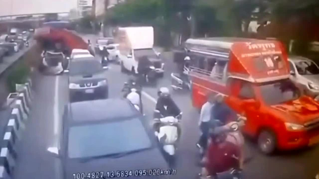 Video: Xe buýt mất lái gây tai nạn liên hoàn, 18 người bị thương Video: Xe buyt mat lai gay tai nan lien hoan, 18 nguoi bi thuong