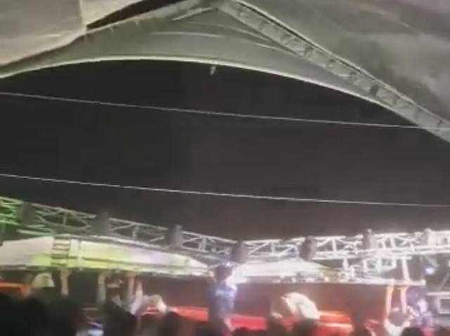 Hai vũ công biểu diễn cùng Titi bị màn hình LED đè trúng người - Hình 2 Hai vu cong bieu dien cung Titi bi man hinh LED de trung nguoi-Hinh-2