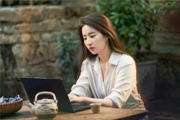 Lưu Diệc Phi gây xôn xao vì lộ mặt béo hiện cả nọng cằm - Hình 2 Luu Diec Phi gay xon xao vi lo mat beo hien ca nong cam-Hinh-2