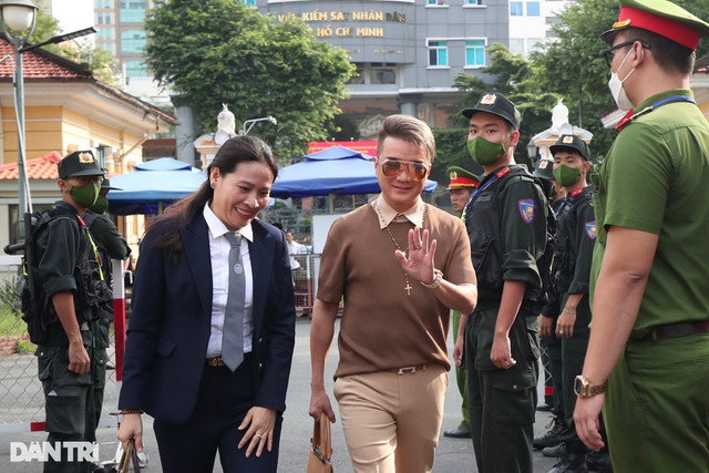 Vy Oanh, Đàm Vĩnh Hưng vội vã rời tòa, Thủy Tiên phản ứng gì khi vắng mặt? - Hình 2 Vy Oanh, Dam Vinh Hung voi va roi toa, Thuy Tien phan ung gi khi vang mat?-Hinh-2