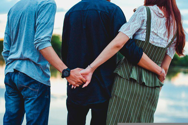 Bạn thân cô dâu nắm tay chú rể sau lưng khi cùng chụp ảnh - Hình 2 Ban than co dau nam tay chu re sau lung khi cung chup anh-Hinh-2
