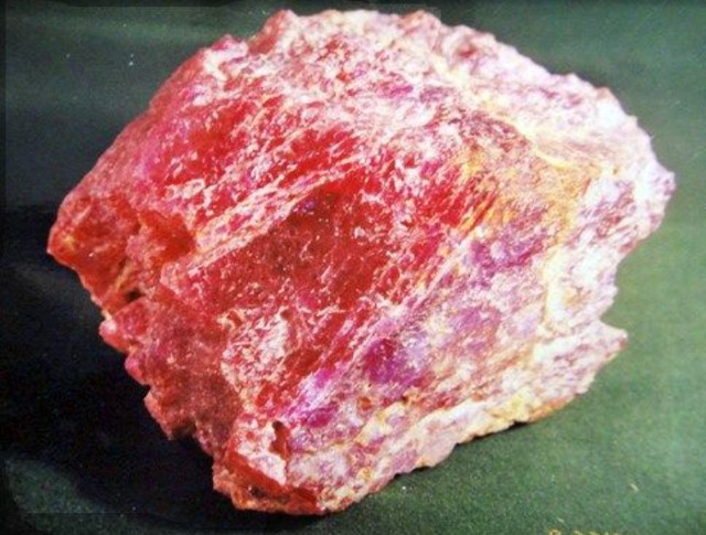 Viên ruby lớn nhất Việt Nam là bảo vật quốc gia, nặng 2,7kg - Hình 3 Vien ruby lon nhat Viet Nam la bao vat quoc gia, nang 2,7kg-Hinh-3