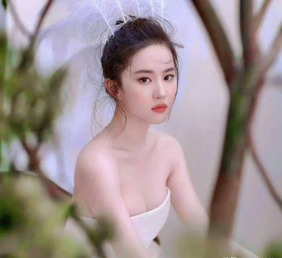 Lưu Diệc Phi được yêu thích dù bị chê "bình hoa di động" - Hình 3 Luu Diec Phi duoc yeu thich du bi che