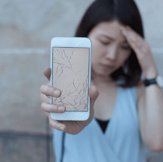 Điện thoại bị vỡ màn hình nguy hiểm như thế nào? - Hình 3 Dien thoai bi vo man hinh nguy hiem nhu the nao?-Hinh-3