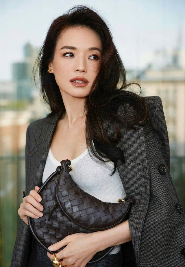 Thư Kỳ quyến rũ, sở hữu vóc dáng như tượng tạc ở tuổi U50 Thu Ky quyen ru, so huu voc dang nhu tuong tac o tuoi U50