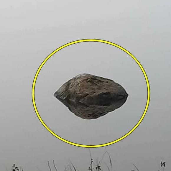 Hình ảnh 'tảng đá bay' khiến cư dân mạng tranh cãi - Hình 3 Hinh anh 'tang da bay' khien cu dan mang tranh cai-Hinh-3