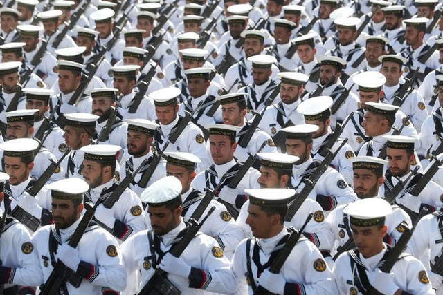Iran khoe máy bay không người lái tầm hoạt động xa nhất thế giới - Hình 8 Iran khoe may bay khong nguoi lai tam hoat dong xa nhat the gioi-Hinh-8