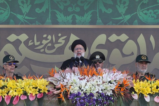 Iran khoe máy bay không người lái tầm hoạt động xa nhất thế giới - Hình 5 Iran khoe may bay khong nguoi lai tam hoat dong xa nhat the gioi-Hinh-5
