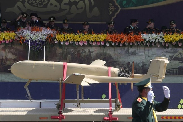 Iran khoe máy bay không người lái tầm hoạt động xa nhất thế giới - Hình 2 Iran khoe may bay khong nguoi lai tam hoat dong xa nhat the gioi-Hinh-2