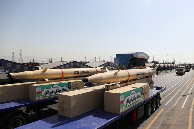 Iran khoe máy bay không người lái tầm hoạt động xa nhất thế giới - Hình 3 Iran khoe may bay khong nguoi lai tam hoat dong xa nhat the gioi-Hinh-3
