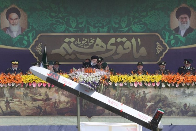 Iran khoe máy bay không người lái tầm hoạt động xa nhất thế giới Iran khoe may bay khong nguoi lai tam hoat dong xa nhat the gioi