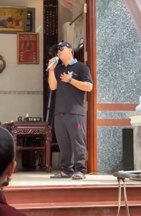 Hoài Lâm mặc giản dị, hát đám cưới ở quê, cát-sê ra sao? - Hình 3 Hoai Lam mac gian di, hat dam cuoi o que, cat-se ra sao?-Hinh-3