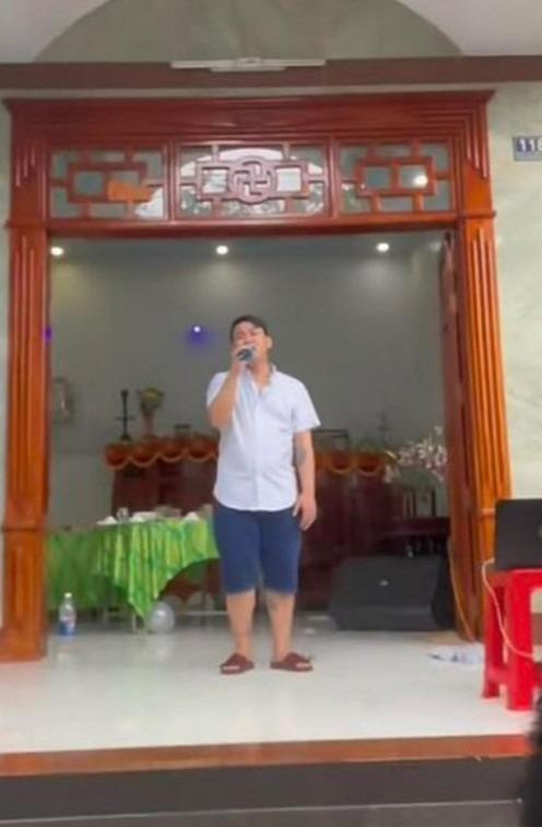 Hoài Lâm mặc giản dị, hát đám cưới ở quê, cát-sê ra sao? - Hình 2 Hoai Lam mac gian di, hat dam cuoi o que, cat-se ra sao?-Hinh-2
