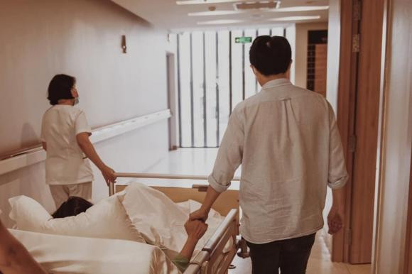 1001 kiểu phản ứng hài hước của sao nam Việt khi vợ sinh con - Hình 6 1001 kieu phan ung hai huoc cua sao nam Viet khi vo sinh con-Hinh-6