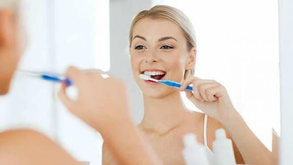 Nhúng kem đánh răng vào nước trước khi đánh răng có đúng không? - Hình 2 Nhung kem danh rang vao nuoc truoc khi danh rang co dung khong?-Hinh-2