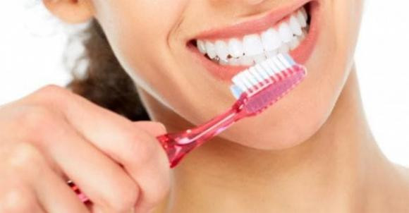 Nhúng kem đánh răng vào nước trước khi đánh răng có đúng không? - Hình 3 Nhung kem danh rang vao nuoc truoc khi danh rang co dung khong?-Hinh-3