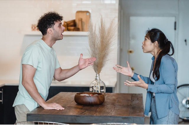 Lao vào nhà nghỉ bắt gian vợ ngoại tình, chồng độn thổ xin lỗi Lao vao nha nghi bat gian vo ngoai tinh, chong don tho xin loi