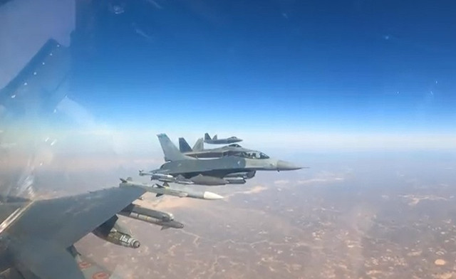 Su-35 bay qua al-Tanf khi Mỹ tuyên bố triển khai F-22 Su-35 bay qua al-Tanf khi My tuyen bo trien khai F-22