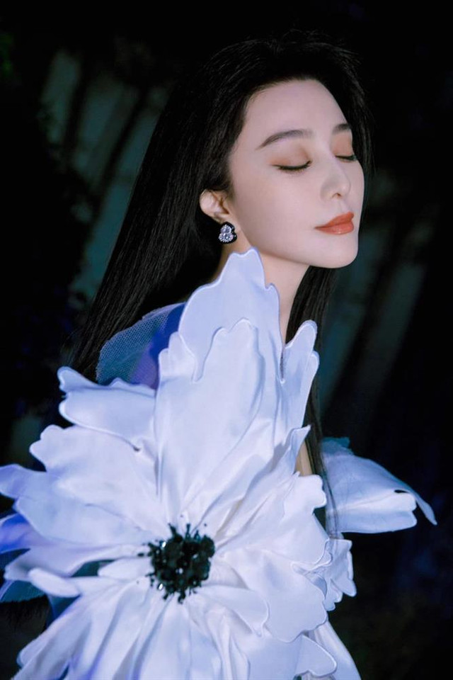 Vô tình lọt ống kính fan, Phạm Băng Băng gây sốt nhờ đẹp - Hình 5 Vo tinh lot ong kinh fan, Pham Bang Bang gay sot nho dep-Hinh-5