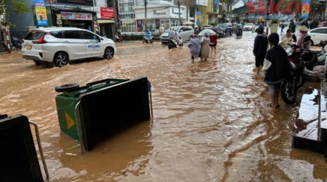 Trung tâm TP Đà Lạt lại ngập sâu sau trận mưa lớn kéo dài Trung tam TP Da Lat lai ngap sau sau tran mua lon keo dai