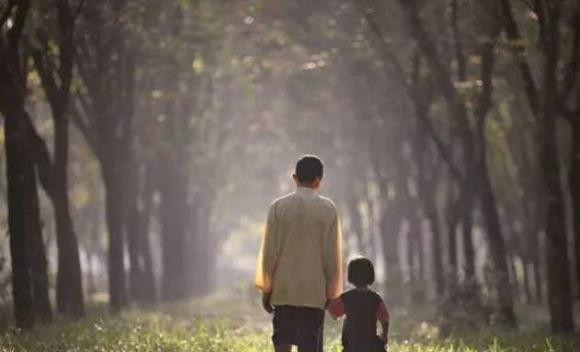 Câu nói nổi tiếng: 'Khi cha mẹ còn sống, cuộc sống có cội nguồn' - Hình 2 Cau noi noi tieng: 'Khi cha me con song, cuoc song co coi nguon'-Hinh-2