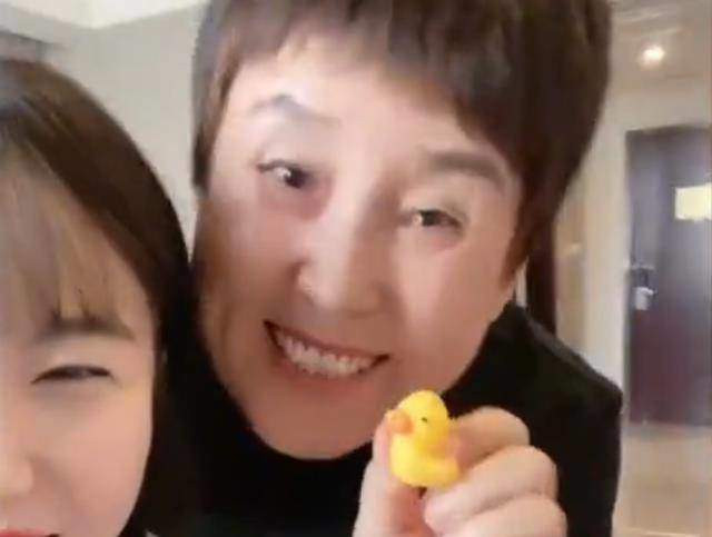 Hành động của mẹ chồng khi con dâu biếu tiền khiến cô nghẹn ngào - Hình 2 Hanh dong cua me chong khi con dau bieu tien khien co nghen ngao-Hinh-2