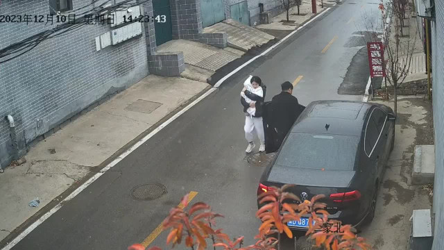Video: Bị chồng bỏ quên trên đường, vợ hành động bất ngờ Video: Bi chong bo quen tren duong, vo hanh dong bat ngo