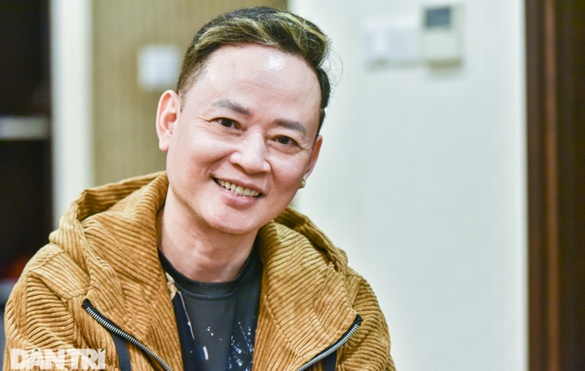Tùng Dương "Người phán xử": "Tôi từng bị một bà cụ tát vào mặt" Tung Duong
