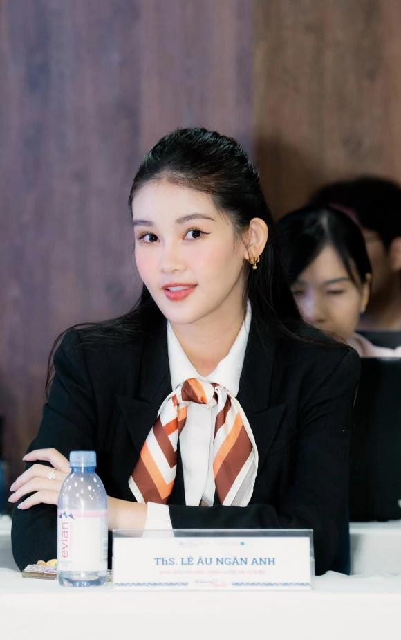 Lê Âu Ngân Anh khoe bụng bầu tròn xoe khi chụp ảnh cùng chồng - Hình 6 Le Au Ngan Anh khoe bung bau tron xoe khi chup anh cung chong-Hinh-6