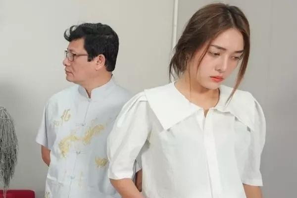 Bị bố chồng chê xấu, con dâu đi làm đẹp ai ngờ bị đuổi cổ Bi bo chong che xau, con dau di lam dep ai ngo bi duoi co