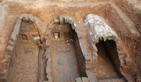 Công nhân vô tình làm rơi mũi khoan thép, phá được ngôi mộ cổ - Hình 5 Cong nhan vo tinh lam roi mui khoan thep, pha duoc ngoi mo co-Hinh-5