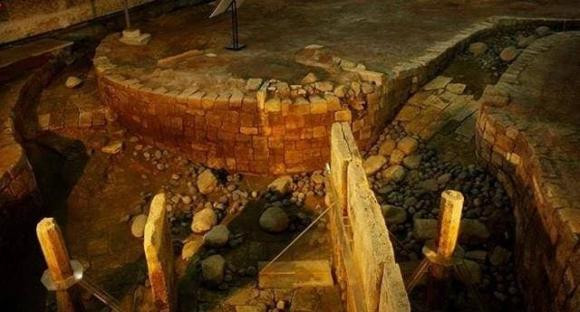 Công nhân vô tình làm rơi mũi khoan thép, phá được ngôi mộ cổ - Hình 4 Cong nhan vo tinh lam roi mui khoan thep, pha duoc ngoi mo co-Hinh-4