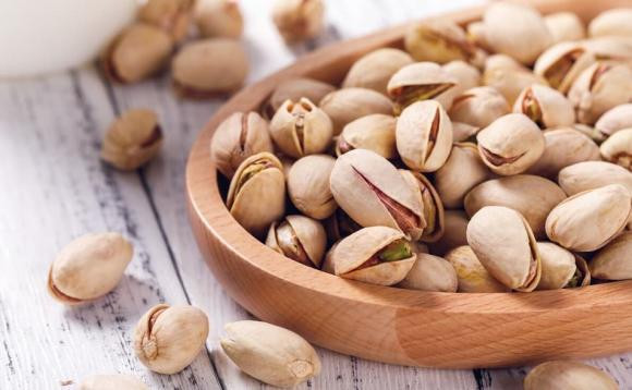 Khi mua hạt dẻ cười, chọn “vỏ vàng” hay “vỏ trắng”? Khi mua hat de cuoi, chon “vo vang” hay “vo trang”?