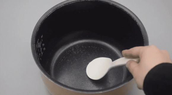 Nồi cơm điện tiếp tục sử dụng nếu lớp chống dính bị xước không? - Hình 3 Noi com dien tiep tuc su dung neu lop chong dinh bi xuoc khong?-Hinh-3