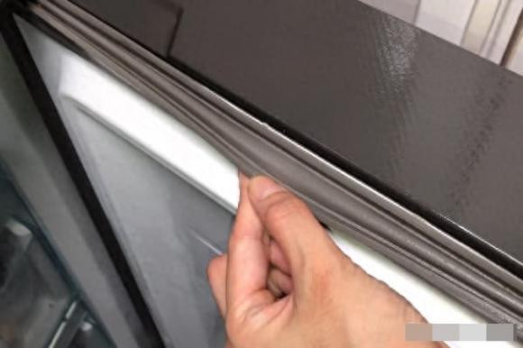 Gioăng tủ lạnh bị mốc, đen? Cách làm sạch dễ dàng trong 3 phút - Hình 5 Gioang tu lanh bi moc, den? Cach lam sach de dang trong 3 phut-Hinh-5