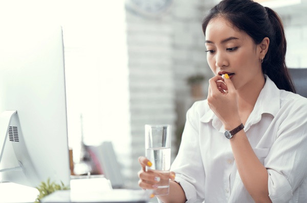 Cô gái bị suy thận cấp vì sai lầm khi trị đau bụng kinh - Hình 3 Co gai bi suy than cap vi sai lam khi tri dau bung kinh-Hinh-3