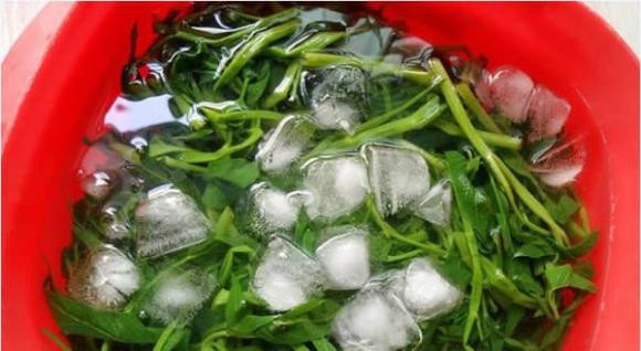 Để rau luộc xanh mướt và giòn ngon, ngâm thêm thứ này - Hình 2 De rau luoc xanh muot va gion ngon, ngam them thu nay-Hinh-2