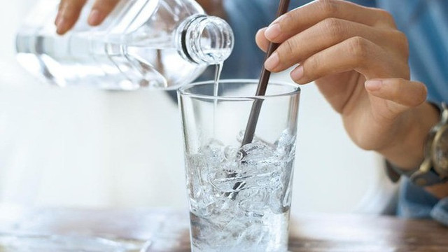Uống nước đá trong mùa hè: Tưởng mát nhưng cực nhiều nguy hại - Hình 3 Uong nuoc da trong mua he: Tuong mat nhung cuc nhieu nguy hai-Hinh-3