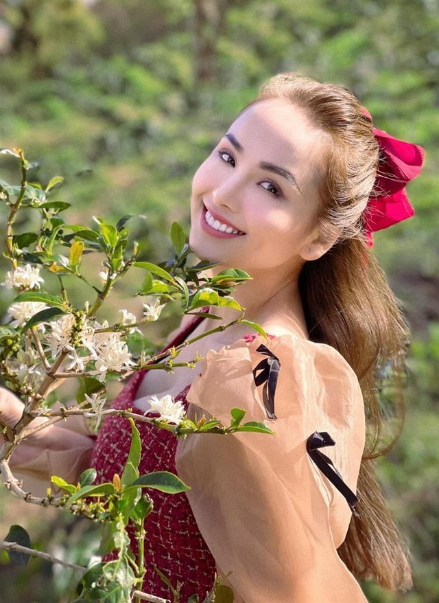 Diễm Hương: Suýt bị tước vương miện, giờ làm phun xăm 10 triệu/ngày - Hình 5 Diem Huong: Suyt bi tuoc vuong mien, gio lam phun xam 10 trieu/ngay-Hinh-5