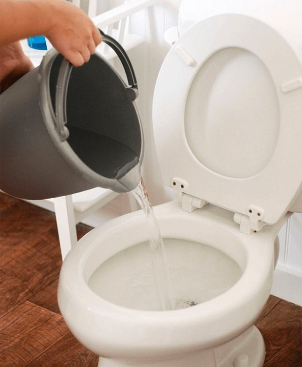 Người dùng chia sẻ cách thông bồn cầu tắc chỉ với 5.000 đồng - Hình 3 Nguoi dung chia se cach thong bon cau tac chi voi 5.000 dong-Hinh-3