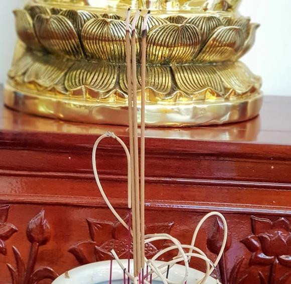Mùng 1, ngày Rằm nên thắp một, ba hay năm nén hương? - Hình 3 Mung 1, ngay Ram nen thap mot, ba hay nam nen huong?-Hinh-3
