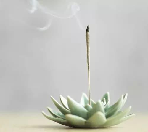 Mùng 1, ngày Rằm nên thắp một, ba hay năm nén hương? - Hình 2 Mung 1, ngay Ram nen thap mot, ba hay nam nen huong?-Hinh-2