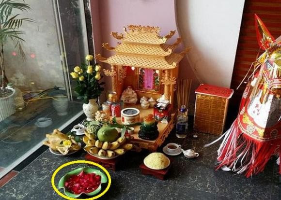 Ý nghĩa của bát nước thả hoa trên bàn thờ Thần Tài Y nghia cua bat nuoc tha hoa tren ban tho Than Tai