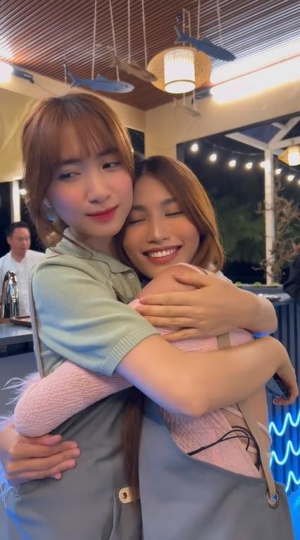Hòa Minzy sơ hở là đọ chiều cao với các hoa hậu, á hậu Hoa Minzy so ho la do chieu cao voi cac hoa hau, a hau