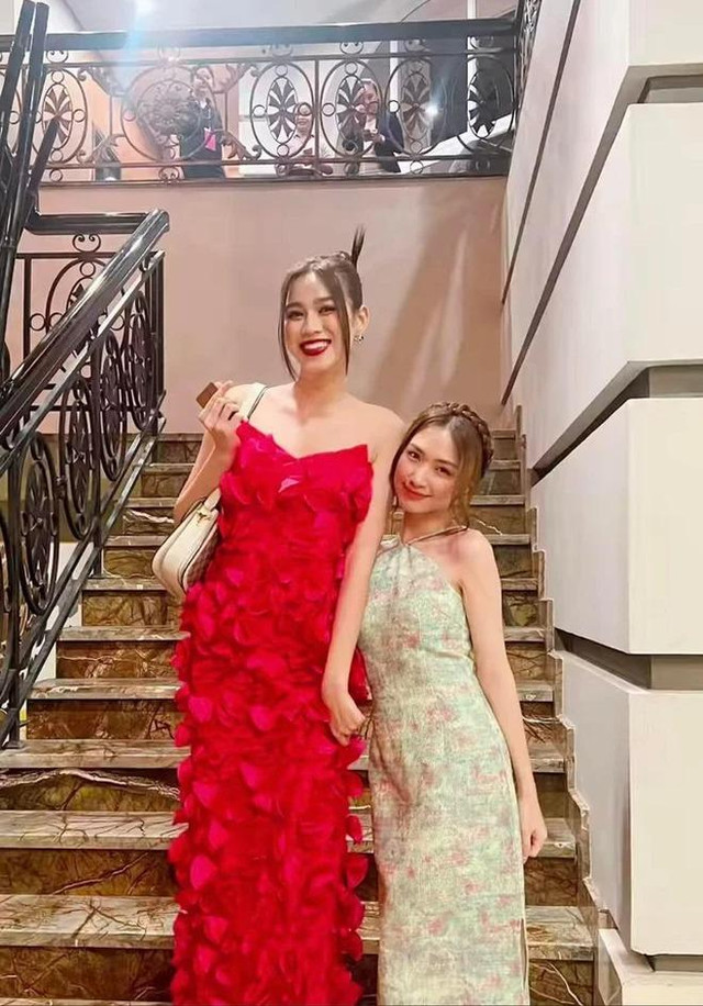 Hòa Minzy sơ hở là đọ chiều cao với các hoa hậu, á hậu - Hình 3 Hoa Minzy so ho la do chieu cao voi cac hoa hau, a hau-Hinh-3
