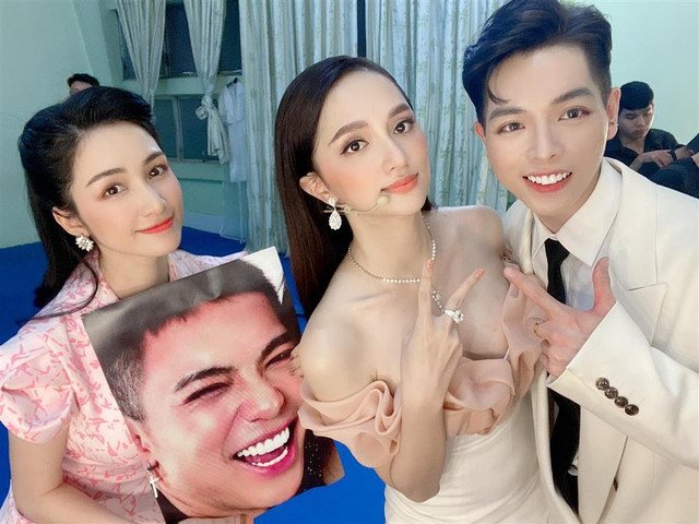 Hòa Minzy sơ hở là đọ chiều cao với các hoa hậu, á hậu - Hình 16 Hoa Minzy so ho la do chieu cao voi cac hoa hau, a hau-Hinh-16