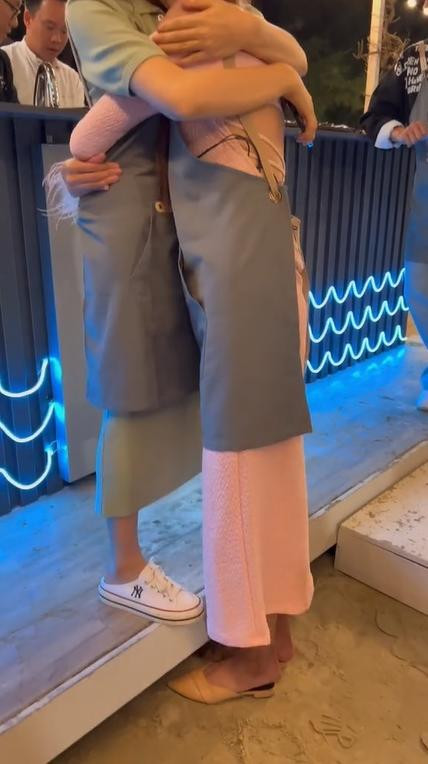Hòa Minzy sơ hở là đọ chiều cao với các hoa hậu, á hậu - Hình 2 Hoa Minzy so ho la do chieu cao voi cac hoa hau, a hau-Hinh-2