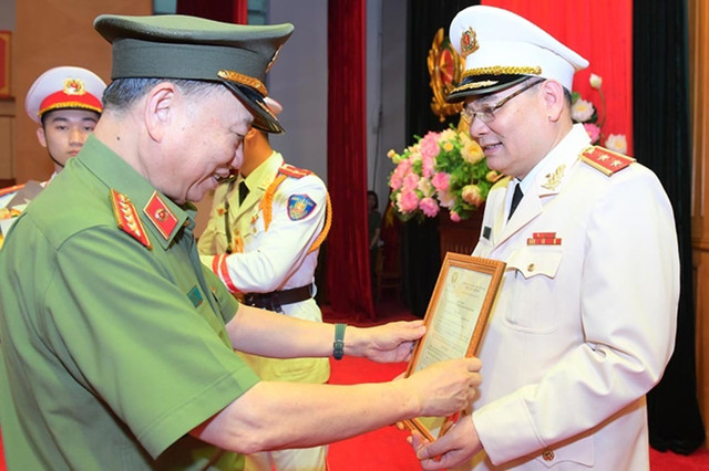 Chánh văn phòng Bộ Công an Tô Ân Xô được thăng hàm Trung tướng Chanh van phong Bo Cong an To An Xo duoc thang ham Trung tuong