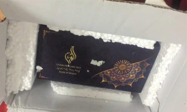 Mua iPhone 12 trên sàn TMĐT, nhận được hộp nước hoa Dubai Mua iPhone 12 tren san TMDT, nhan duoc hop nuoc hoa Dubai